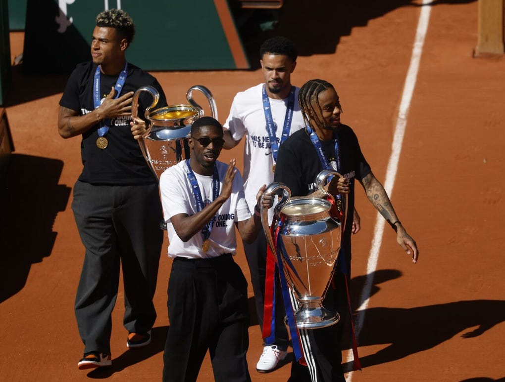 Desiré Doué y Warren Zaïre Emery aportaron la orejona recién conquistada por el París Saint-Germain a la pista central de Roland Garros, aplaudidos por el público que acudía a la jornada de tenis, seguidos de Ousmane Dembélé y Bradley Barcola, que trajeron una segunda copa, la que ganaron el año pasado.