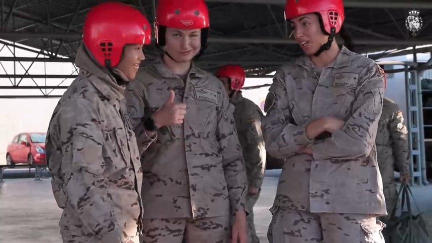 La princesa Leonor se estrena como paracaidista