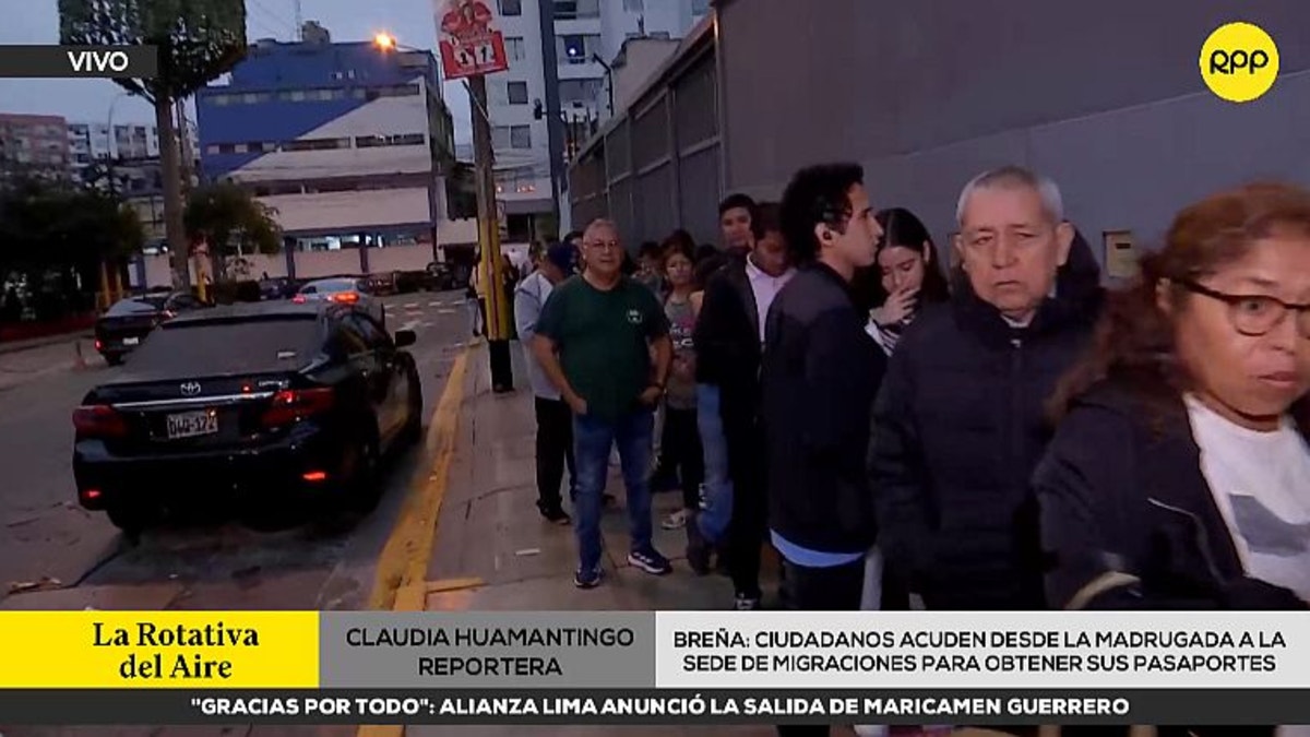Personas venden espacios en la cola afuera de Migraciones
