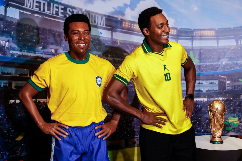 El director del museo de cera carioca, João Paulo Silva, afirmó que la estatua de Pelé fue elaborada a partir de una fotografía del futbolista en el Mundial de 1970 que él mismo escogió y con base en las medidas que los productores le tomaron al tricampeón mundial en una visita que hizo a Barcelona antes de su muerte.