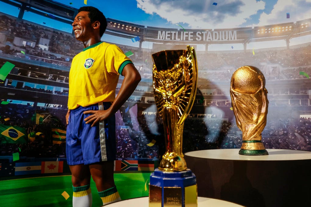 La estatua en cera de tamaño natural, que representa con gran fidelidad la imagen del tricampeón mundial, considerado en Brasil el mayor futbolista de todos los tiempos, exigió dos años de trabajos por parte de 20 artesanos de diferentes áreas de un taller especializado en Londres.