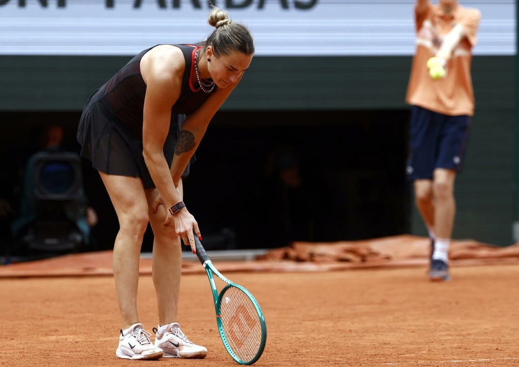 Sabalenka protagonizó uno de los derrumbes más impresionantes que se recuerdan en el tenis, de tener dominado el duelo a despedirse con el primer 6-0 que encaja desde hace más de dos años, cuatro años sobre tierra batida, en día nublado y con viento en la central de París y ante una rival que nunca había superado los octavos de final de un grande.