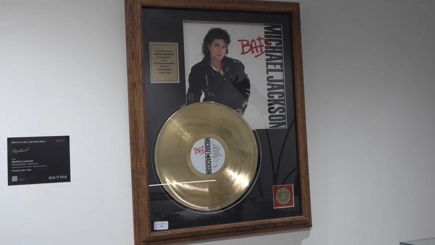 Guante de Michael Jackson con cristales Swarovski alcanza cifra récord durante subasta en París