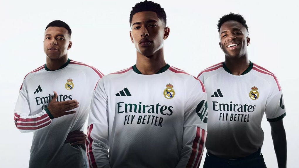 Según el Madrid, la camiseta tiene elementos gráficos inspirados en las joyas de la corona del escudo de nuestro club, reflejando excelencia, artesanía y mentalidad ganadora.