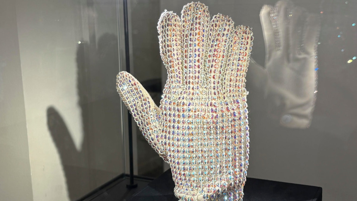 Guante de Michael Jackson con cristales Swarovski alcanza cifra récord durante subasta en París [VIDEO]