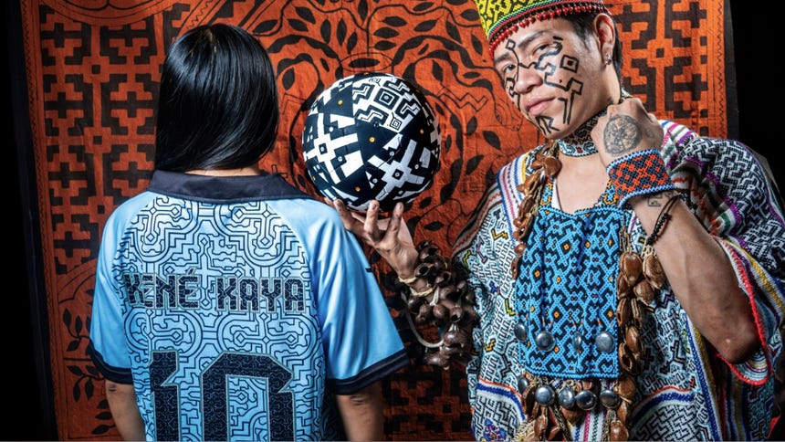 Cada camiseta de Kené Kaya x Shipibo FC está inspirada en símbolos que representan aspectos de la cosmovisión amazónica.