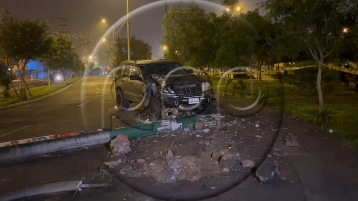 Camioneta fuera de control derribó poste en SJL: conductor habría estado huyendo después de provocar otro accidente