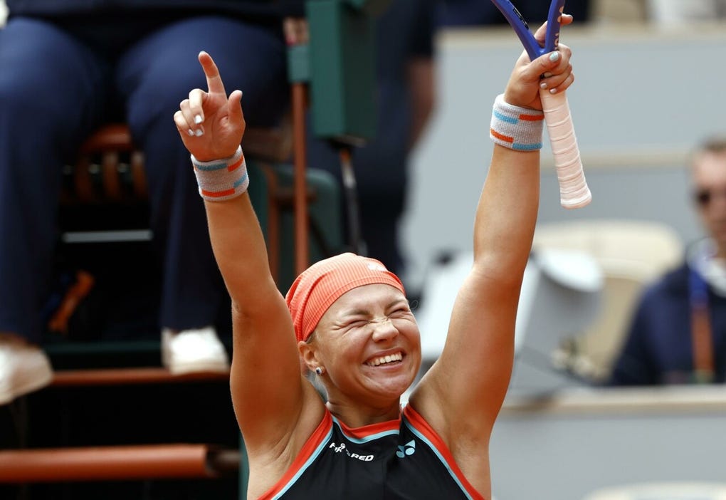 La rusa Diana Shnaider, que hasta este año solo había ganado dos partidos en Roland Garros, se clasificó para semifinales al sorprender a la bielorrusa Aryna Sabalenka, finalista del año pasado y número 1 del mundo, 3-6, 7-5 y 6-0.