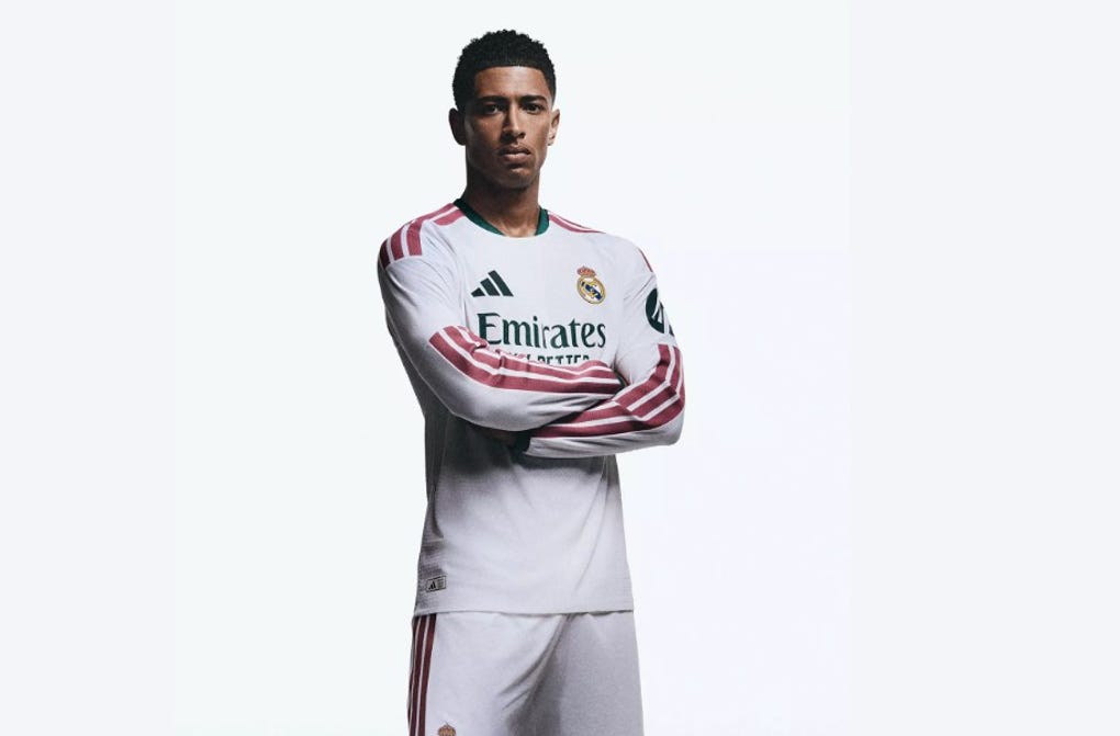 Además, las tres franjas adidas de los hombros aparecen en color rosa.