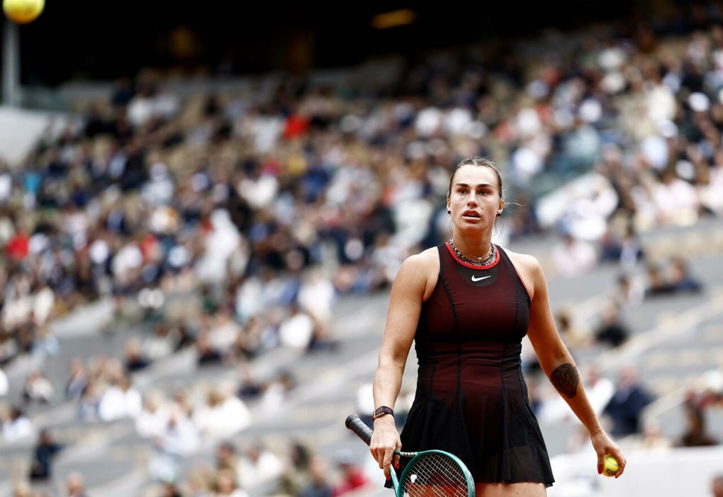 Sabalenka cayó víctima de la epidemia de favoritos que afecta a este Roland Garros, que ya había visto caer, antes que ella, a la defensora del título, la estadounidense Coco Gauff, la kazaka Elena Rybakina, y a la polaca Iga Swiatek, cuádruple ganadora en París.