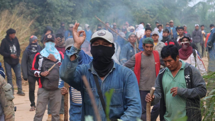 ersonas se enfrentan contra miembros de la Policía de Bolivia durante un bloqueo en el campo petrolero Humberto Suárez este miércoles, en Santa Rosa (Bolivia). 