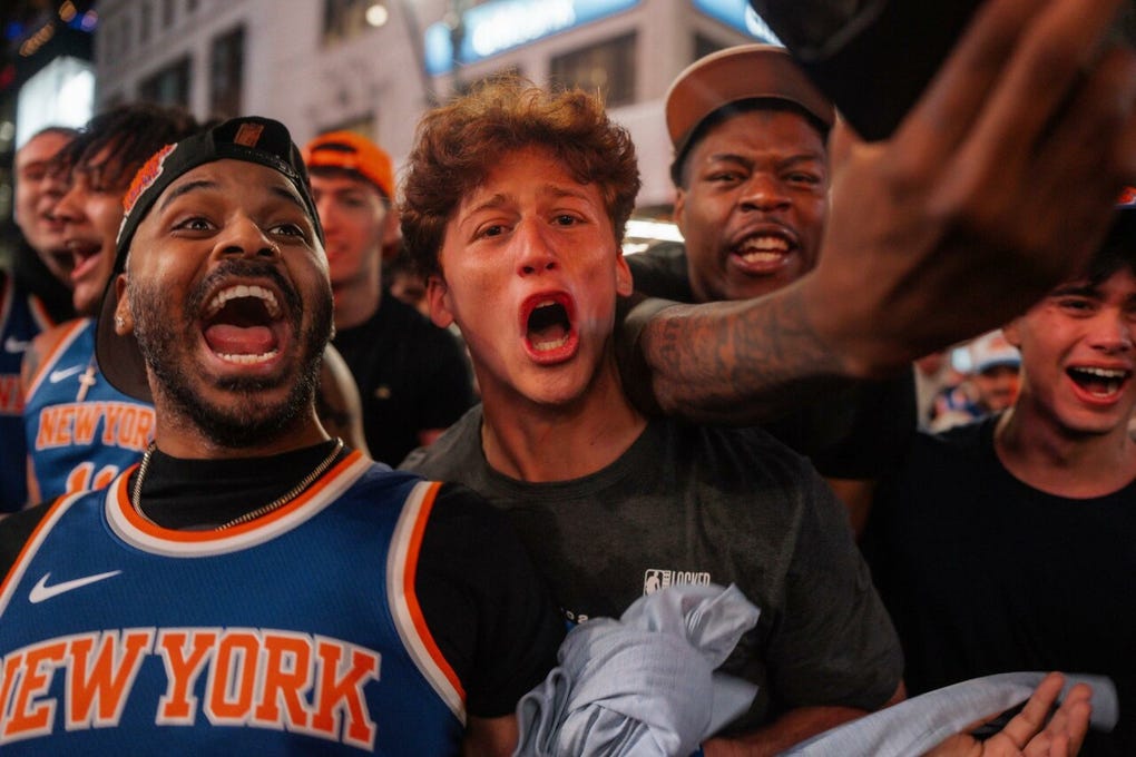 El joven aficionado James Narrow se dejaba llevar más por el momento: ¡Creo que los Knicks ganarán en cinco partidos. He apostado mil dólares en Kalshi y ganaré 10 000 dólares!. Brunson lo cambiará todo aquí en Nueva York, la ciudad explotará si ganamos. Haría lo que fuera por ganar el campeonato. Dejaría que Brunson hiciera conmigo lo que quisiera en la cama, bromeó.