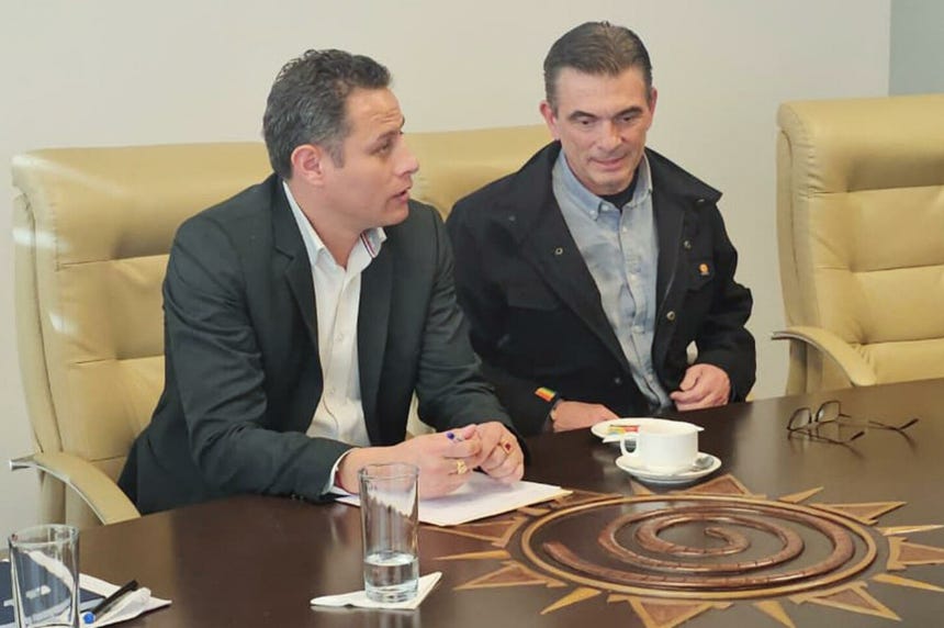 Fotografía cedida por la Vicepresidencia de Bolivia que muestra al presidente de Bolivia, Rodrigo Paz (d), hablando con el vicepresidente de Bolivia, Edmand Lara, durante una reunión este miércoles, en La Paz (Bolivia). Paz y Lara declarado opositor al Gobierno, se reunieron tras estar distanciados durante varios meses, para hablar sobre el conflicto protagonizado por sectores que exigen la renuncia del mandatario.