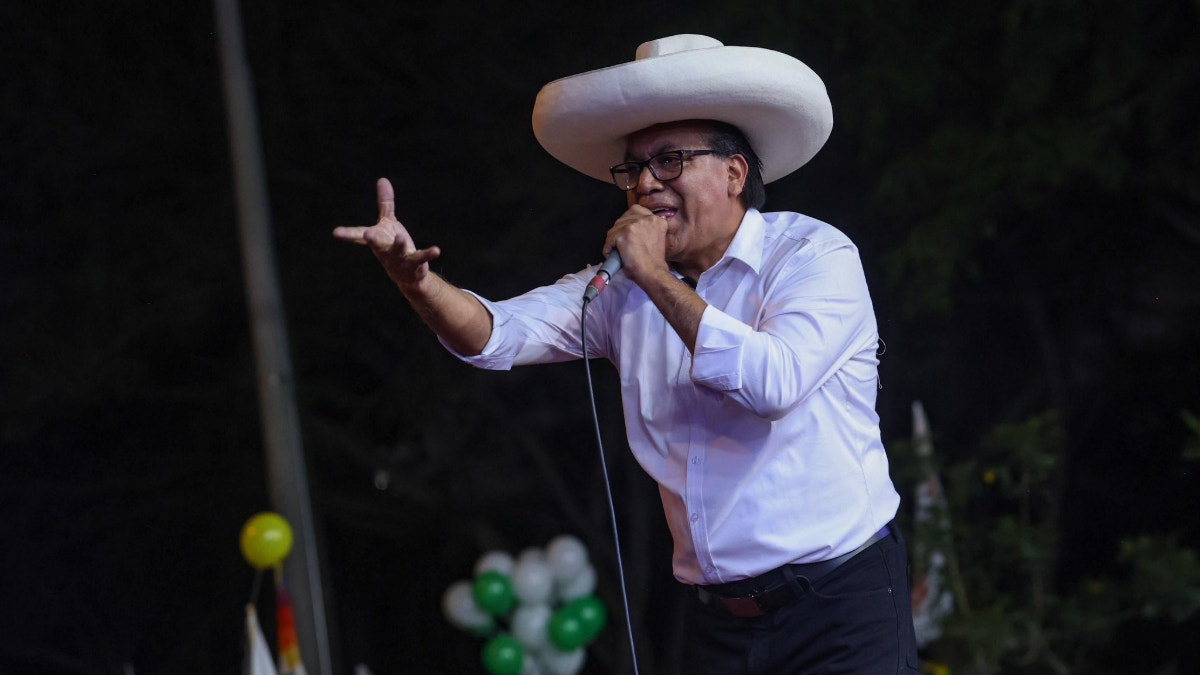 Roberto Sánchez reivindica a Pedro Castillo en mitin de cierre y ofrece derogar 