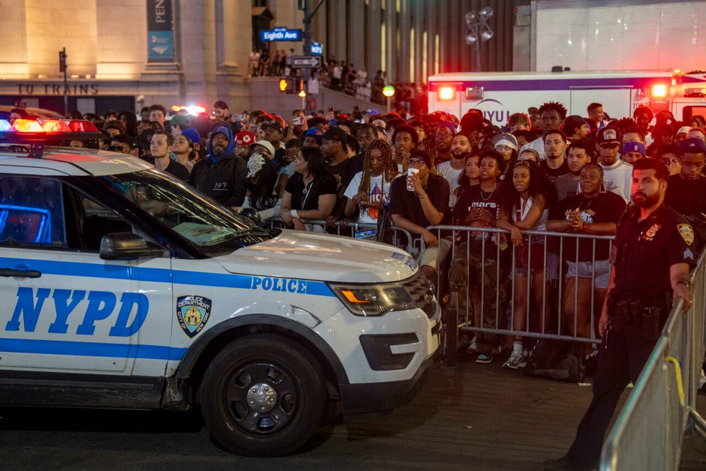 Miles de policías patrullaban los aledaños del Madison Square Garden, convertido en una Meca del baloncesto a la que todos los presentes en la calle miraban mientras celebraban cada canasta que gritaban los pocos afortunados que tuvieron la suerte de disfrutar de las pantallas gigantes de la fiesta de visionado en la Plaza 33.
