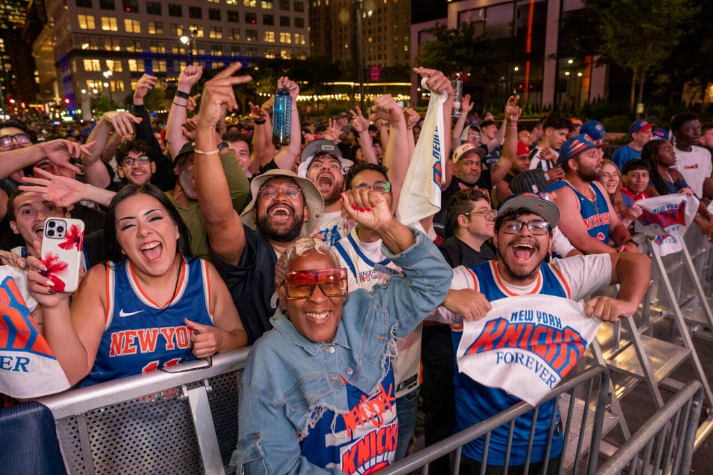 Es un momento único, venir desde mi casa en Nueva Jersey y estar delante del Madison Square Garden en una noche así, comentaba Shan Non, que vino a vivir a Nueva York en el 2000, y lleva 26 años apoyando a los Knicks sin haberlos visto nunca en unas Finales NBA.