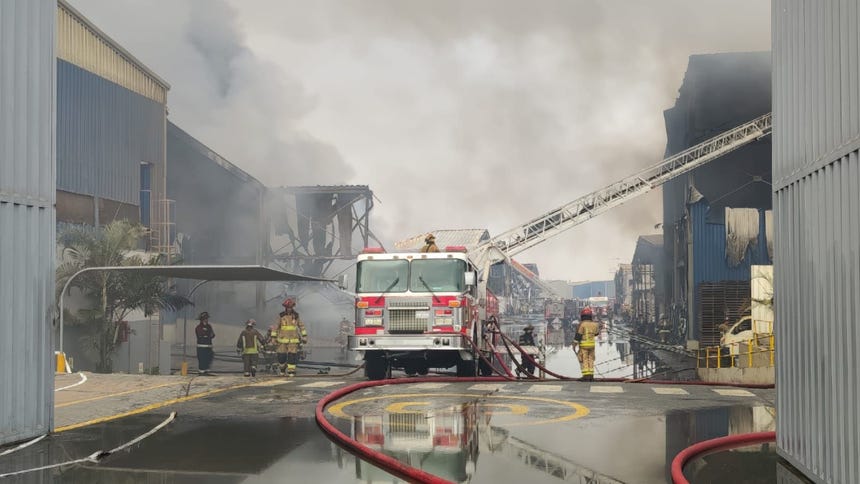 Los bomberos siguen trabajando en la zona de emergencia.