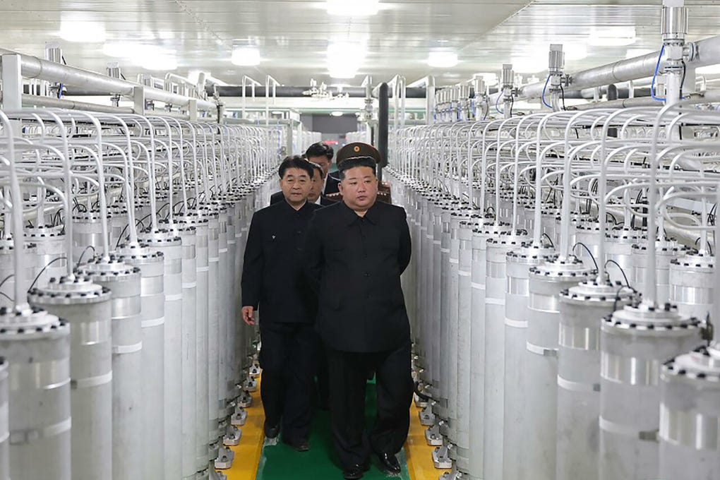 El líder de Corea del Norte, Kim Jong-un, abogó por una expansión exponencial del arsenal atómico del país durante una visita a una planta nuclear recientemente puesta en funcionamiento, según informó este jueves la agencia de noticias norcoreana KCNA.