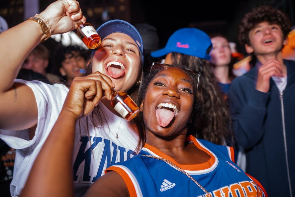 Los aficionados de los Knicks inundaron las calles de Nueva York para celebrar la primera victoria del equipo en la serie contra los San Antonio Spurs.