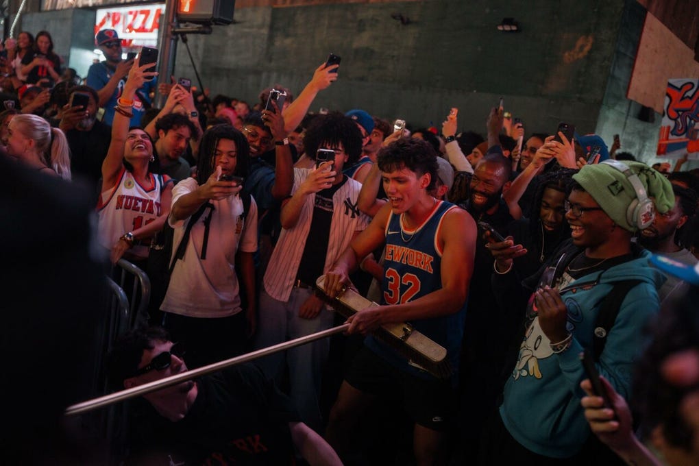 Toda una generación de neoyorquinos, algunos nacidos en la Gran Manzana y muchos otros venidos de fuera, vibró con la victoria por 95-105 de los New York Knicks en casa de los San Antonio Spurs.