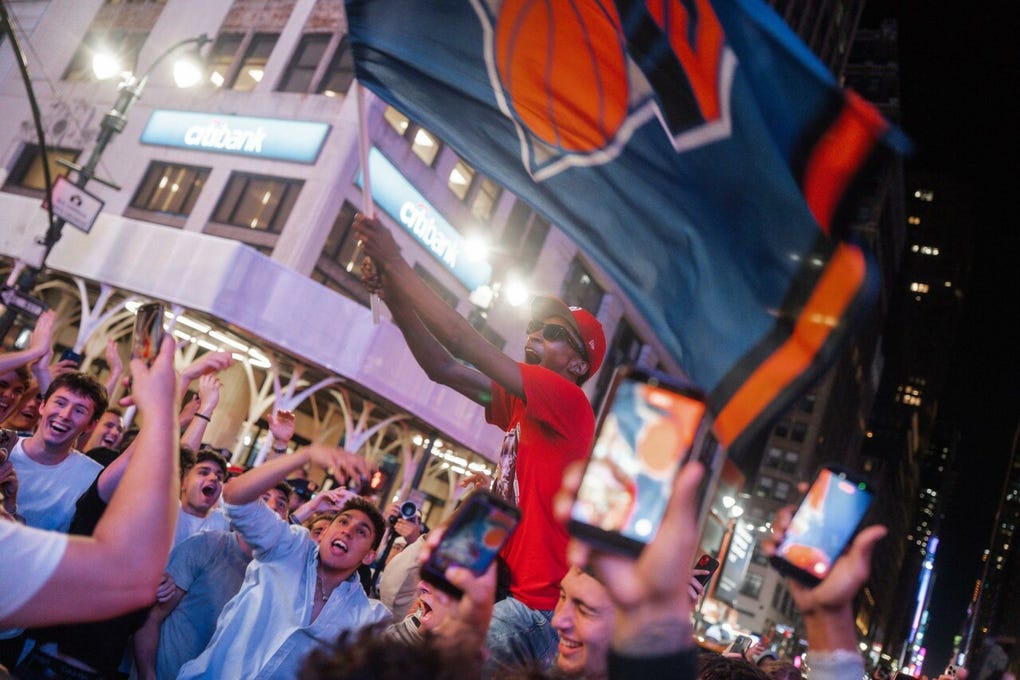 ¡Knicks en cuatro, Knicks en cuatro, Knicks en cuatro!, gritaba la muchedumbre.