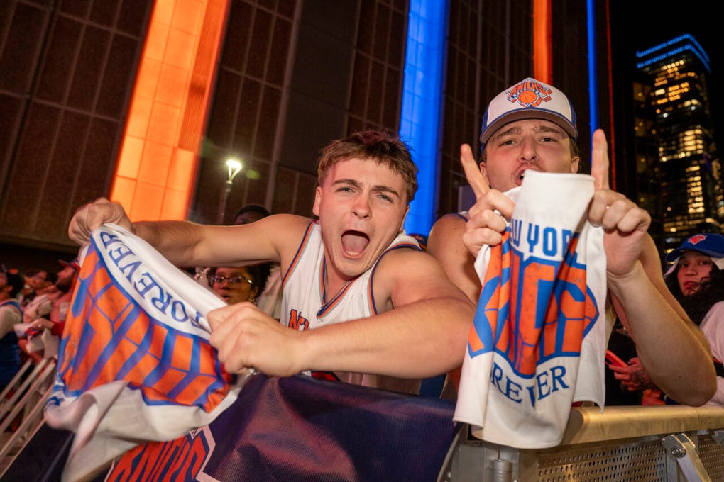 La euforia de Nueva York por las Finales NBA comprendió formas de todo tipo, con algunos atrevidos vestidos de Spider-Man, otros aupando la escoba y la mayoría abrazando a desconocidos convertidos en familia baloncestística por una noche.