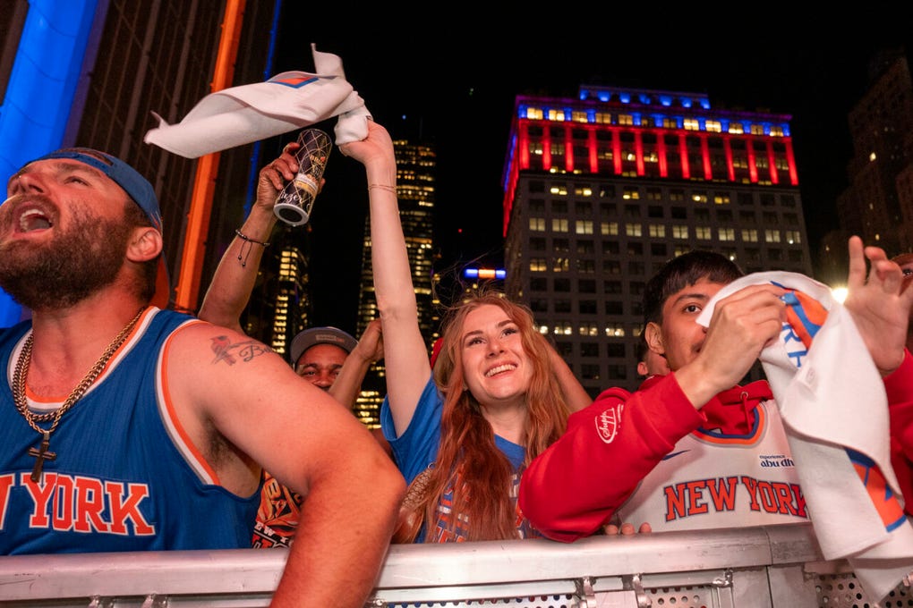 Las calles de Nueva York explotaron en todas las esquinas cerca del Madison, con grupos que organizaban una pelea de boxeo improvisada, hombres en silla de ruedas jaleados con pasillos llenos de frenesí y decenas de jóvenes sacándose la mejor foto de la noche al lado de la estación de la calle 34 pintada para la ocasión.