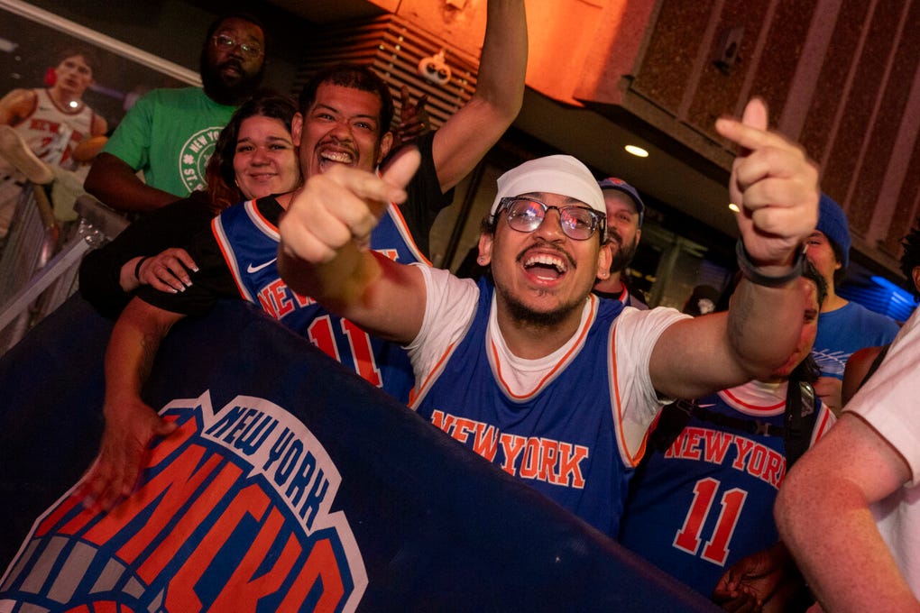 El último campeonato de los Knicks fue en el 1973 y yo tengo 52 años, nací en el 1974. No he vivido nunca un título de Nueva York. He vivido en Atlanta nueve años, pero me he criado en Nueva York y he vivido aquí el resto de mi vida. Es realmente especial poderlo vivir y que sea con mi hijo, aseguró Mike McCarthy, un aficionado que visitó la fiesta de visionado de Central Park.