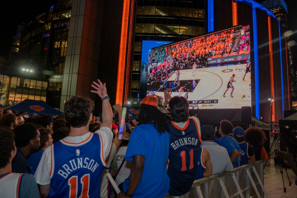 Los fans de los Knicks que salieron a las calles de alrededor del Madison Square Garden se dejaron la cordura en casa, y las locuras aumentaban a medida que se acercaba el final del partido y veían cómo Nueva York asaltaba el fortín de Wembanyama y ponía el 1-0 a favor de los Knicks.