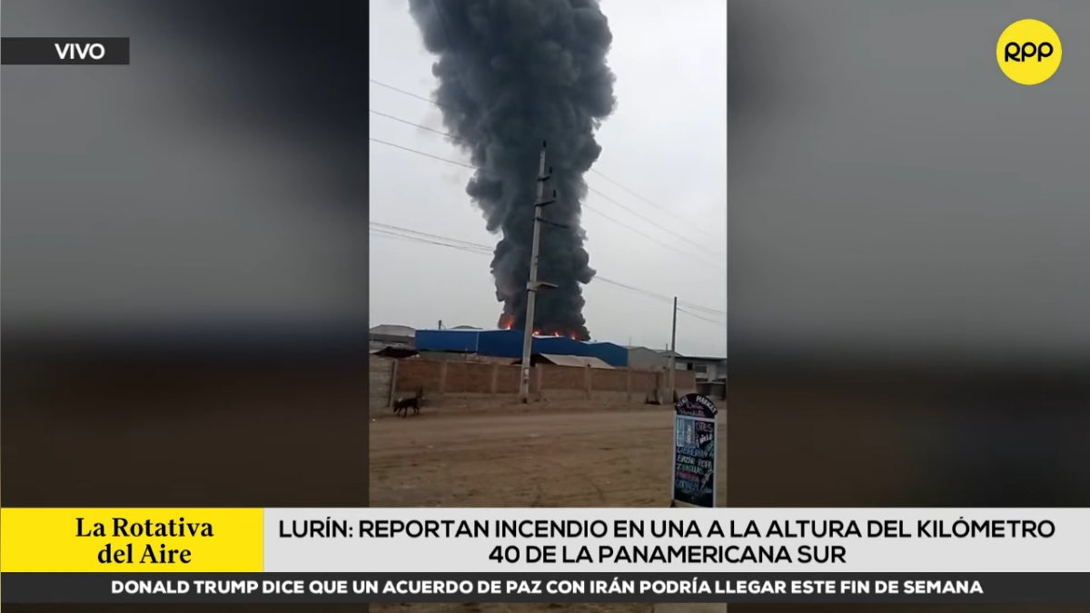 Un incendio se registra en una fábrica que está a la altura de la Panamericana Sur