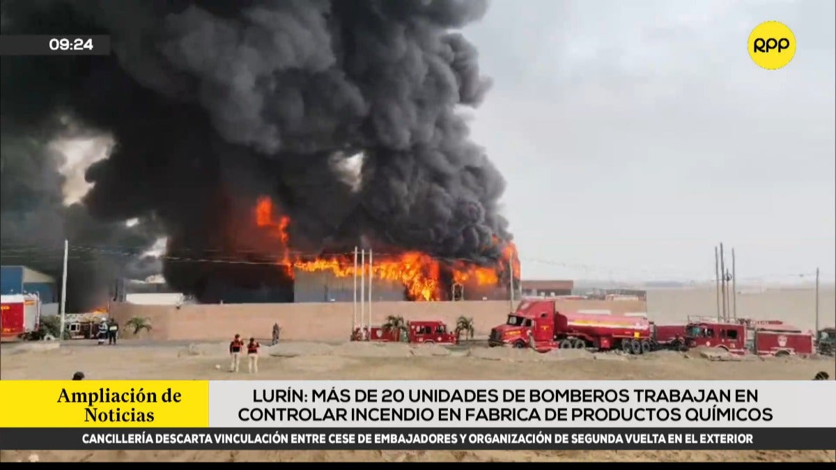 El fuego es visible desde varios kilómetros a la redonda