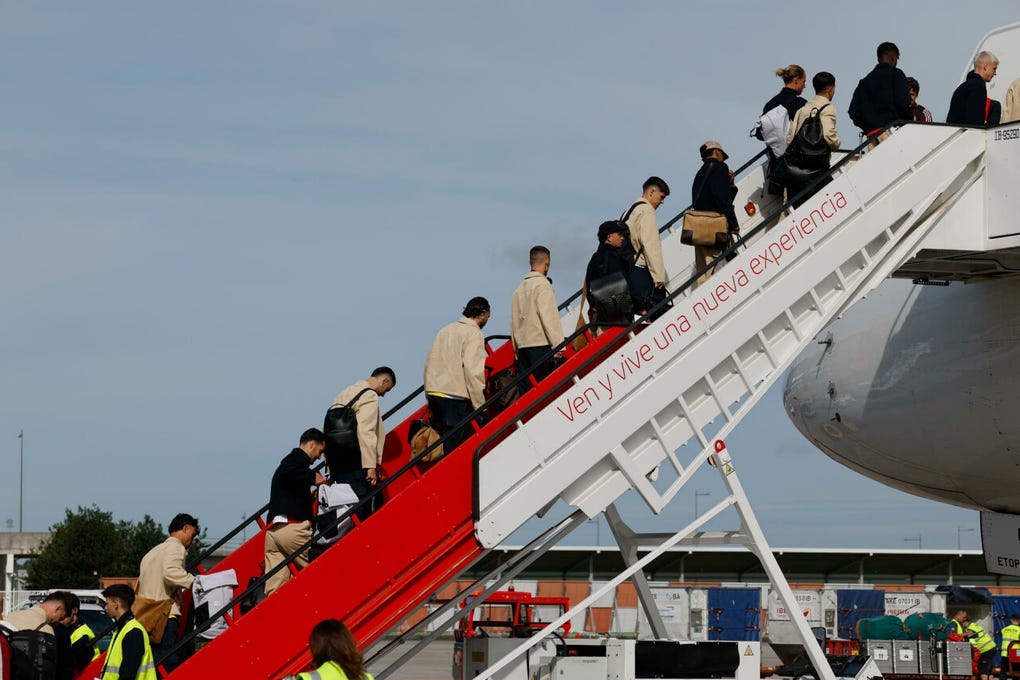 La Selección de España abandonó Galicia desde el aeropuerto Rosalía de Castro de Santiago, con destino Nashville (Estados Unidos), para desplazarse posteriormente a Chattanooga, donde quedará concentrada durante la fase de grupos del Mundial 2026.