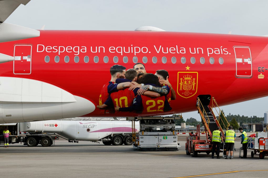 Con el logo “Despega un equipo. Vuela un país” bien visible, la compañía ha querido mostrar su apoyo a la vigente campeona de Europa.