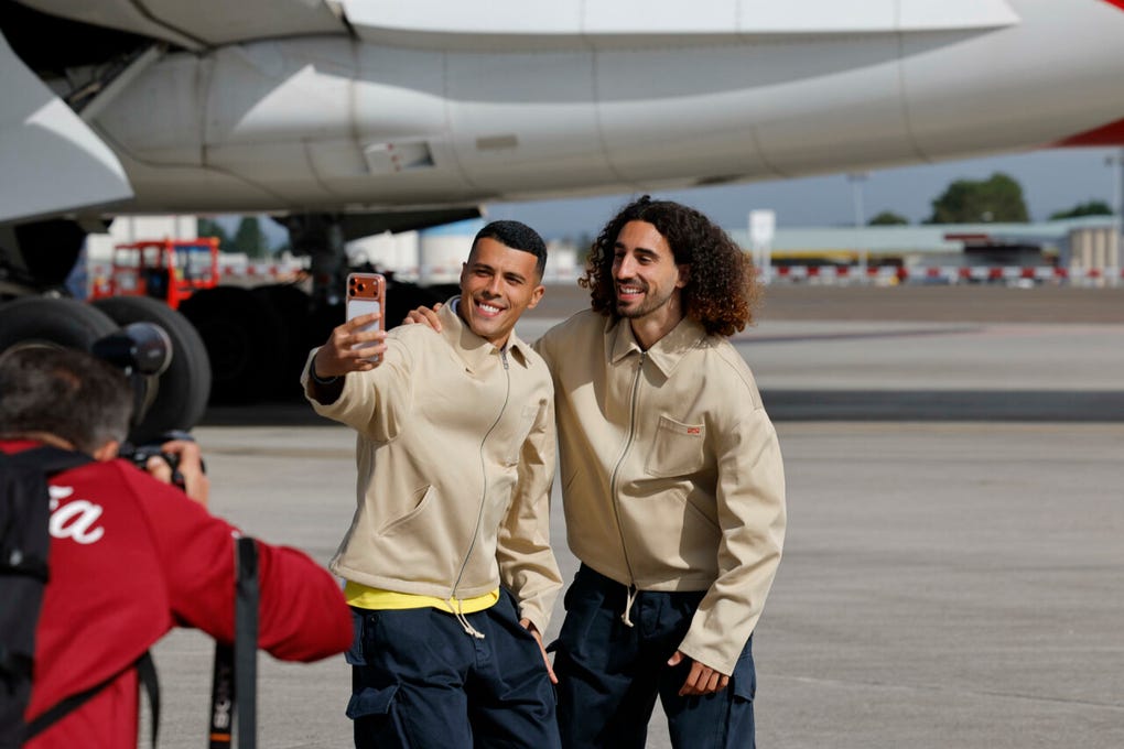 Lamine Yamal, Nico Williams, Pedri o Rodri fueron algunos de los internacionales más reclamados por los aficionados que llegaron al aeropuerto a mostrar su apoyo a los seleccionados.