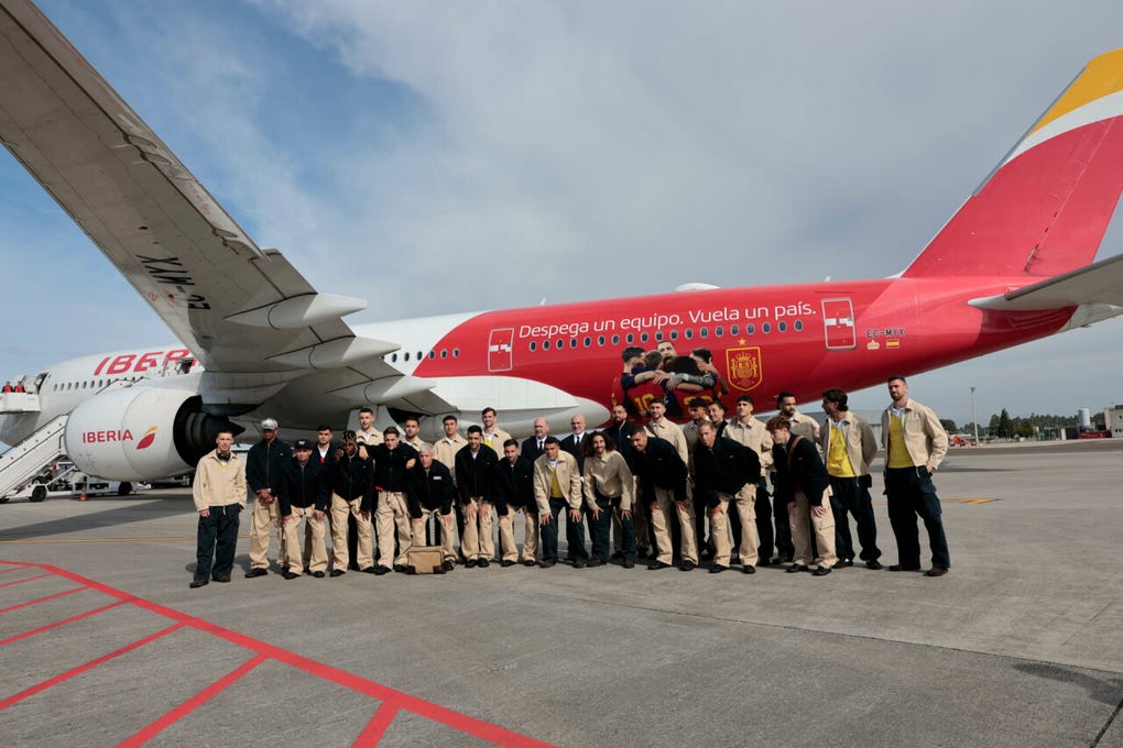 Pasadas las diez y media de la mañana de este viernes partió la delegación española se fotografió a pie de pista con el Airbus A350-Next que la aerolínea Iberia ha personalizado con motivo del Mundial de Estados Unidos, México y Canadá que comienza el 11 de junio.