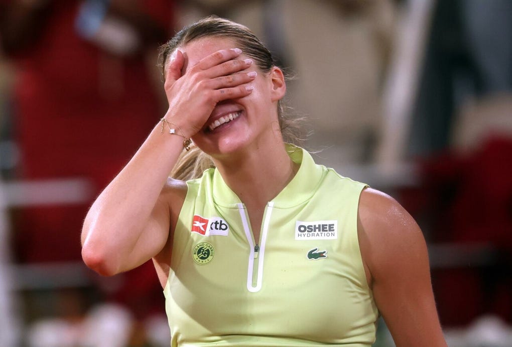 La polaca Maja Chwalinska escribió este jueves una página de la historia de Roland Garros al derrotar a la rusa Diana Shnaider, por 7-6 (4) y 6-4, y convertirse en la primera jugadora que tras superar la fase previa alcanza la final del torneo.