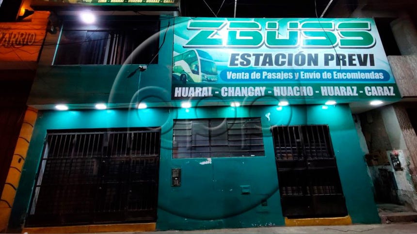 La fachada de la estación presenta hasta tres impactos de bala.