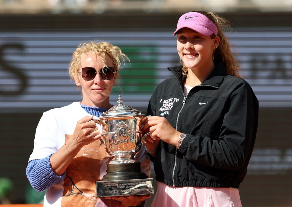 Mirra Andreeva, de Rusia (a la derecha), celebra con su madre y su trofeo Suzanne Lenglen tras ganar la final femenina contra Maja Chwalinska, de Polonia, en el torneo de tenis del Grand Slam de Roland Garros, celebrado en París, Francia, el 6 de junio de 2026.
