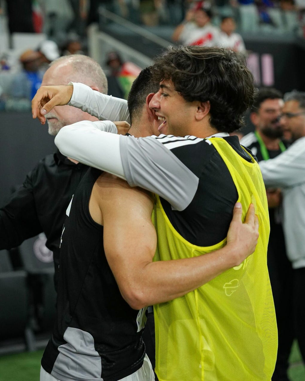 Basco Soyer se alegra por la primera victoria en la era Mano Menezes.