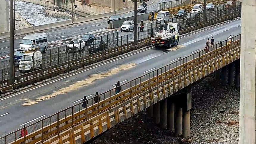 Lima Expresa realizó trabajos de limpieza en la zona, colocando arena en la pista para que absorba el combustible.  