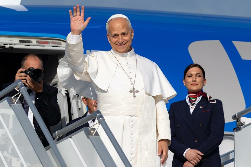 El papa León XIV aterrizó esta mañana en el aeropuerto de Adolfo Suárez Madrid-Barajas, para iniciar su primera visita apostólica a España; que, además de la capital, también lo llevará a Barcelona y a las islas Canarias.