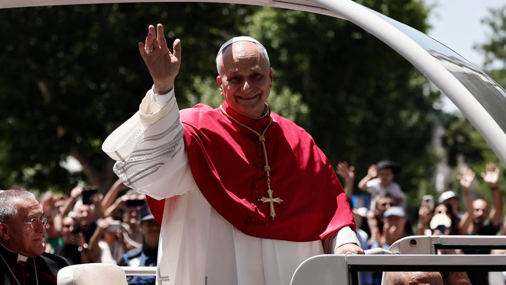 El papa León XIV saluda a los fieles en su recorrido por el centro de Madrid en el papamóvil, en el primer trayecto que el Sumo Pontífice realiza con este vehículo por la capital, para dirigirse a la Plaza de Colón, este sábado, primer día de los seis que componen su visita oficial a España