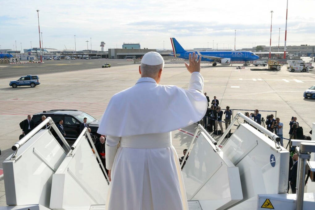 El papa fue recibido por una comitiva encabezada por los reyes de España y por el presidente del Gobierno, Pedro Sánchez.