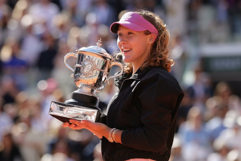 La rusa Mirra Andreeva entró este sábado en el club de las campeonas, al conquistar en Roland Garros el primer Grand Slam de una carrera precoz que a sus 19 años promete un palmarés brillante.