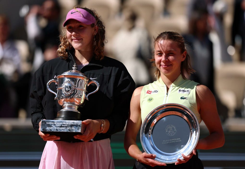 Sin bandera ni himno, prohibidos tras la invasión rusa de Ucrania de 2022, la siberiana, la primera rusa que gana Roland Garros desde Maria Sharapova en 2014 y la más joven en imponerse desde Monica Seles en 1992, recibió el trofeo de manos de Mary Pierce, ganadora del torneo en 2000, en una final en la que se impuso a la española Conchita Martínez, actual entrenadora de Andreeva.