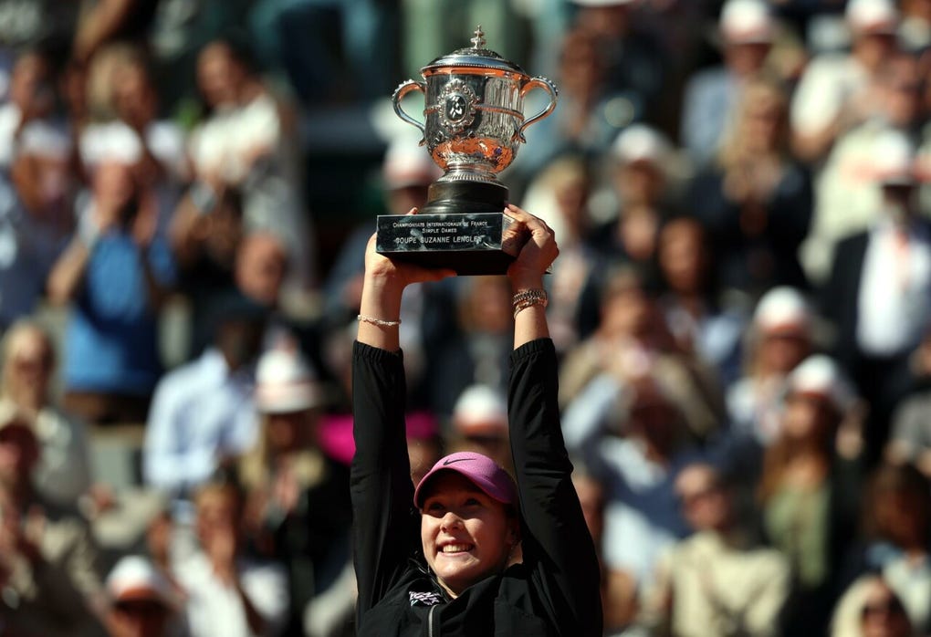El cuento de hadas de la polaca de 24 años, la jugadora de peor ránking en una final de París, no pasó la reválida del juego contundente de Andreeva y que ha desplegado un tenis intenso y variado para conquistar su primer grande.