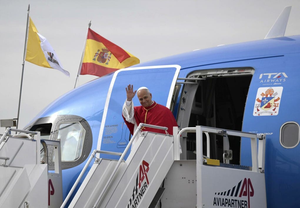 El avión del papa exhibía en las ventanillas de cabina las banderas de España y el Vaticano.