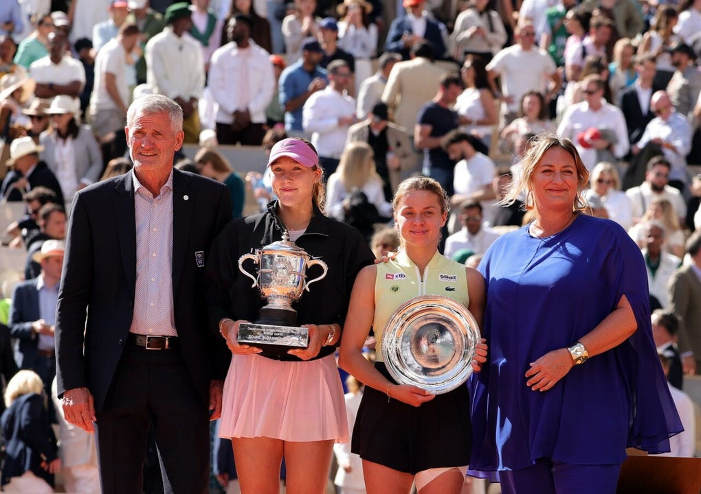 En París evitó a las primeras del ránking, que fueron cayendo una tras otra, empezando por la defensora del título, Coco Gauff, derrotada en tercera ronda, la cuatro veces ganadora, la polaca Iga Swiatek en octavos, y la número 1 del mundo, la bielorrusa Aryna Sabalenka en cuartos.