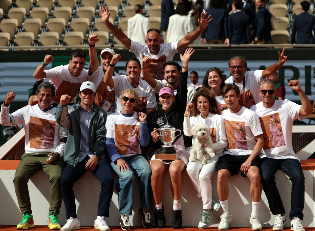 La rusa Mirra Andreeva entró este sábado en el club de las campeonas, al conquistar en Roland Garros el primer Grand Slam de una carrera precoz que a sus 19 años promete un palmarés brillante.
