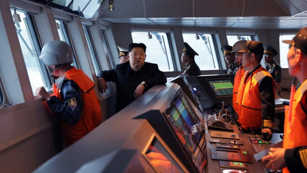 Kim Jong-un inspeccionó un navío de guerra.  